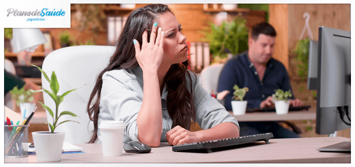 Mulher pensativa em frente ao computador - mitos e verdades do coronavírus