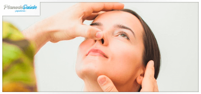 Pessoa levantando o naris de uma mulher e conferindo o desvio de septo