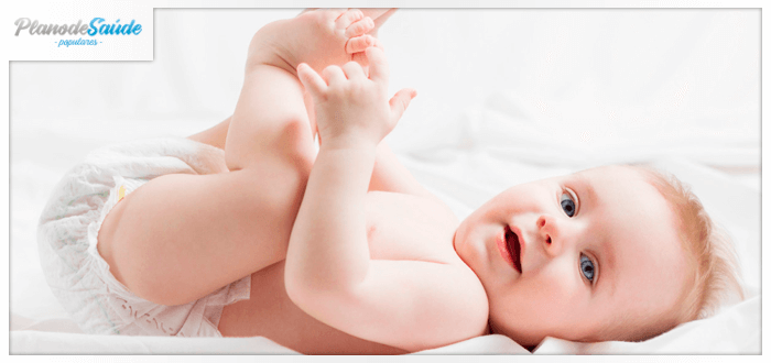Bebê sorrindo com pernas levantadas - desfralde