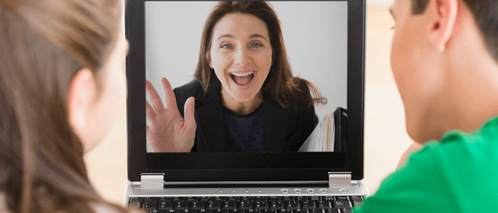 Filhos fazendo chamada de vídeo pelo computador para a mãe - Dia das Mães