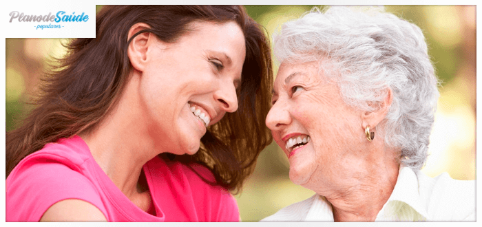 Filha olhando com ternura para a mãe - Dia das mães
