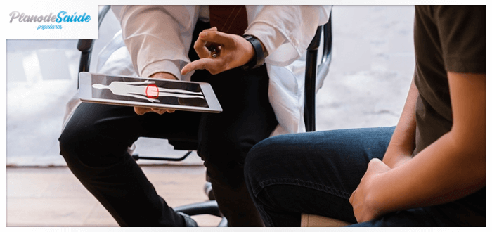 Paciente conversando com médico sobre vasectomia