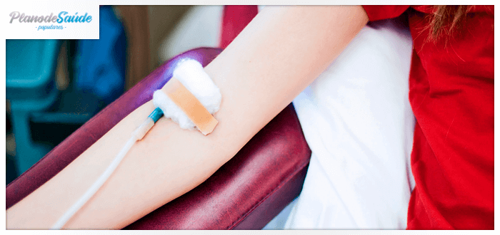 mulher fazendo doação de sangue