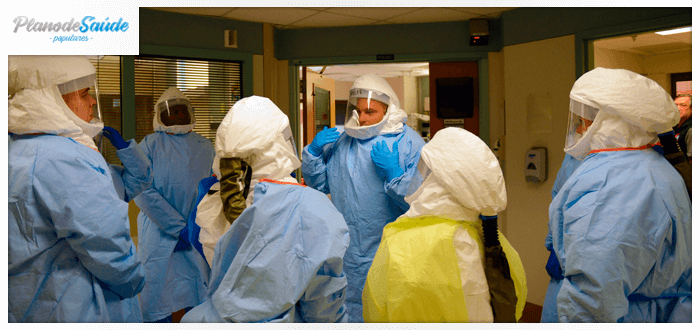 Equipe médica se preparando para cuidar de pacientes com ebola