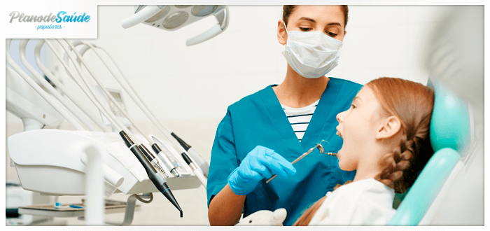 Garotinha sendo atendida por dentista - Plano odontológico