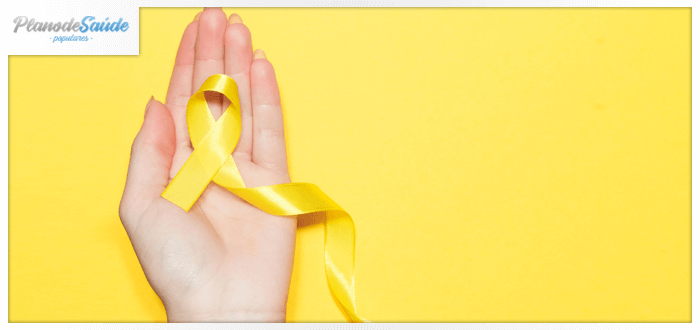 Mulher segurando fita amarela - hepatites virais